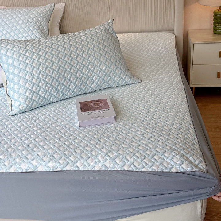 Striped fitted sheet and pillowcase set made of breathable cotton blend with fine zigzag quilting