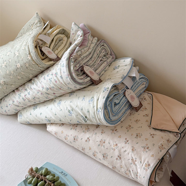 Children's bedding set made of cotton mix with quilted lightweight blanket and star cartoon motif