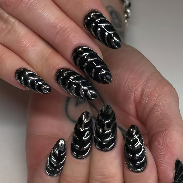 Stylish striped pattern artificial nails Stornfield