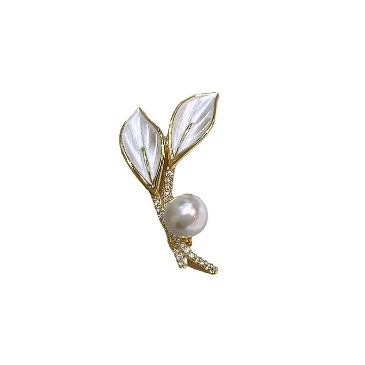 Elegant brooch with pearl and rhinestone details Stornfield