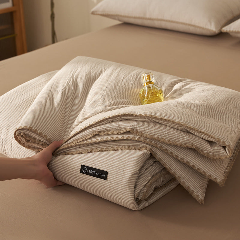 All-season quilted comforter made of pure cotton with a fine trim