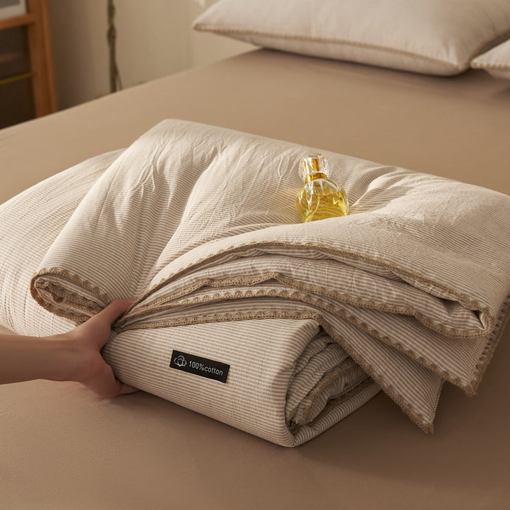 All-season quilted comforter made of pure cotton with a fine trim