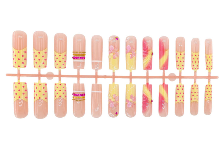 Artificial nail set with romantic flowers and playful accents Stornfield