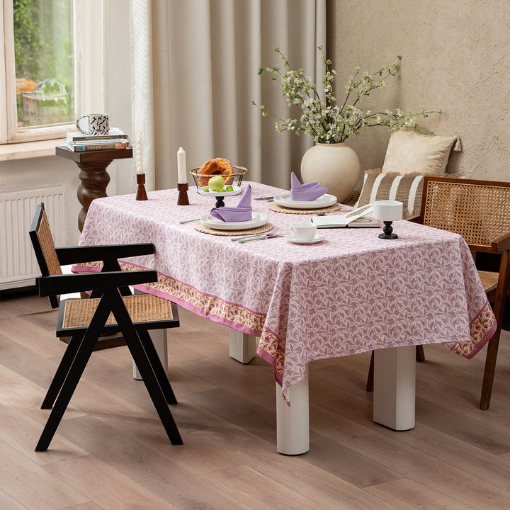 Rectangular tablecloth in country house style made of cotton blend fabric with floral all-over print Stornfield