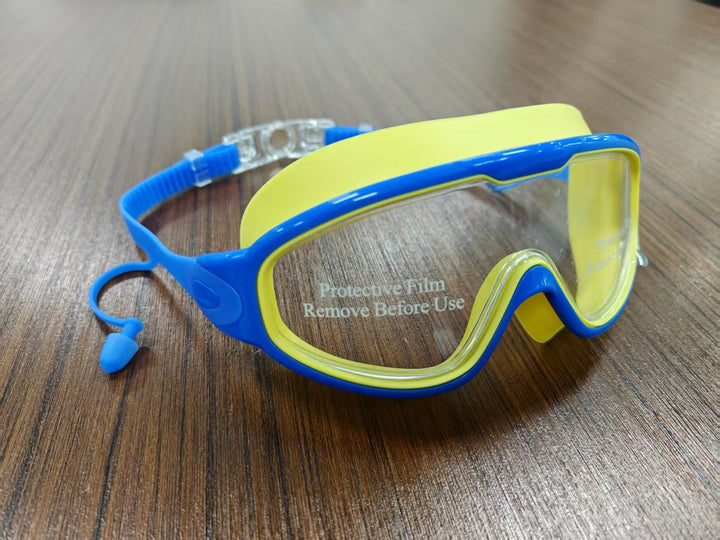 Diving mask with wide field of view and magnet holder Stornfield
