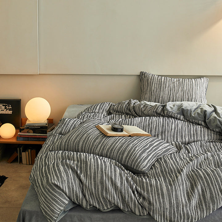 Quilted bedding set made of cotton blend fabric with textured stripes and reversible function