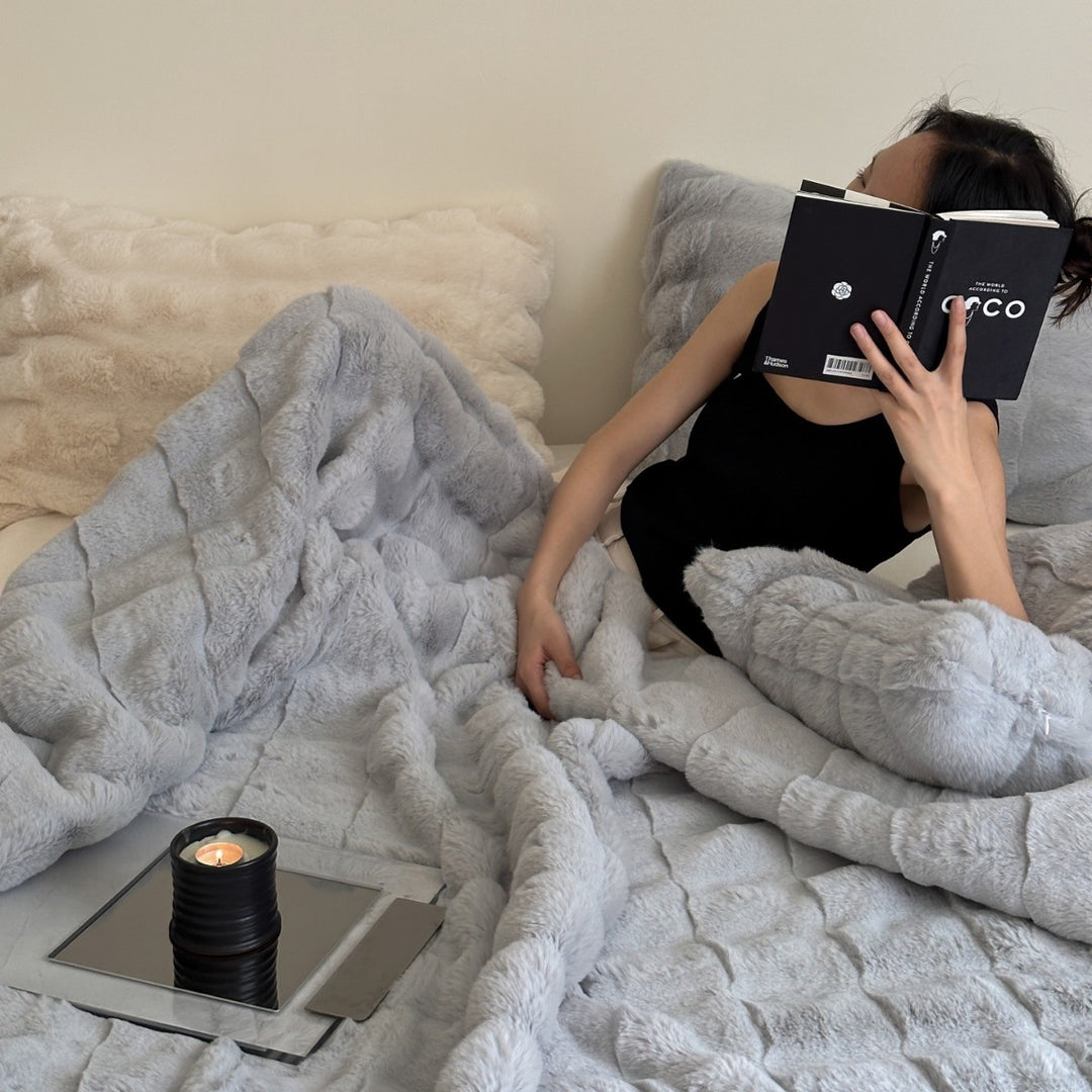 Cuddle faux fur throw blanket extra soft, quilted and insulating