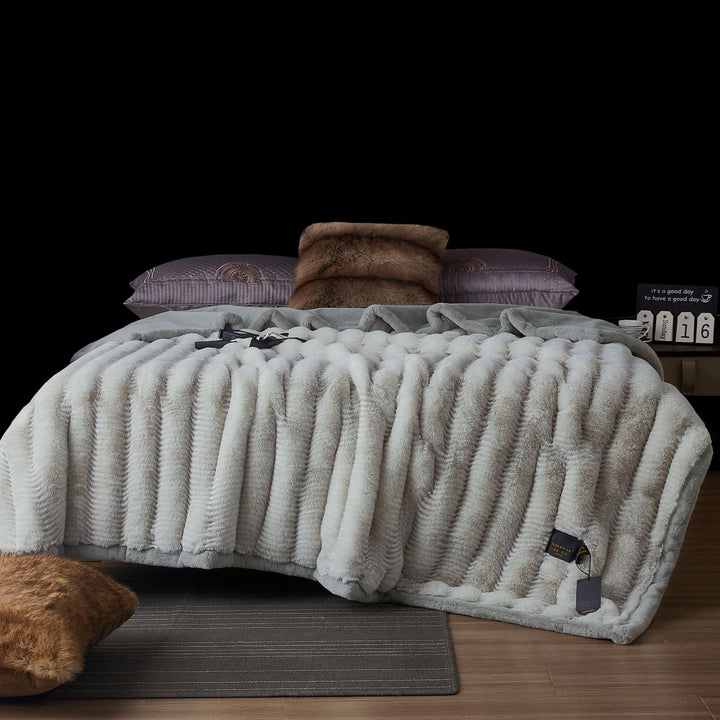 extra soft cuddly blanket made of faux fur with ribbed texture and thermal lining