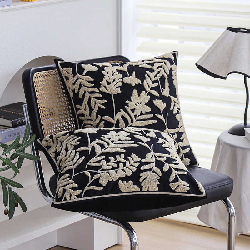Elegant and decorative pillow with floral design