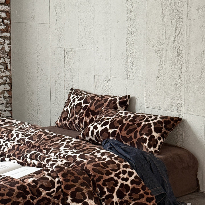 Luxurious velvet bedding set with leopard pattern