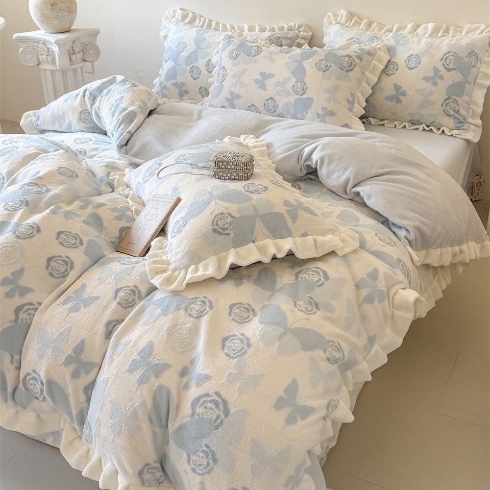 Bedding set made of soft cotton muslin with ruffle, quilted blanket and decorative pillowcases