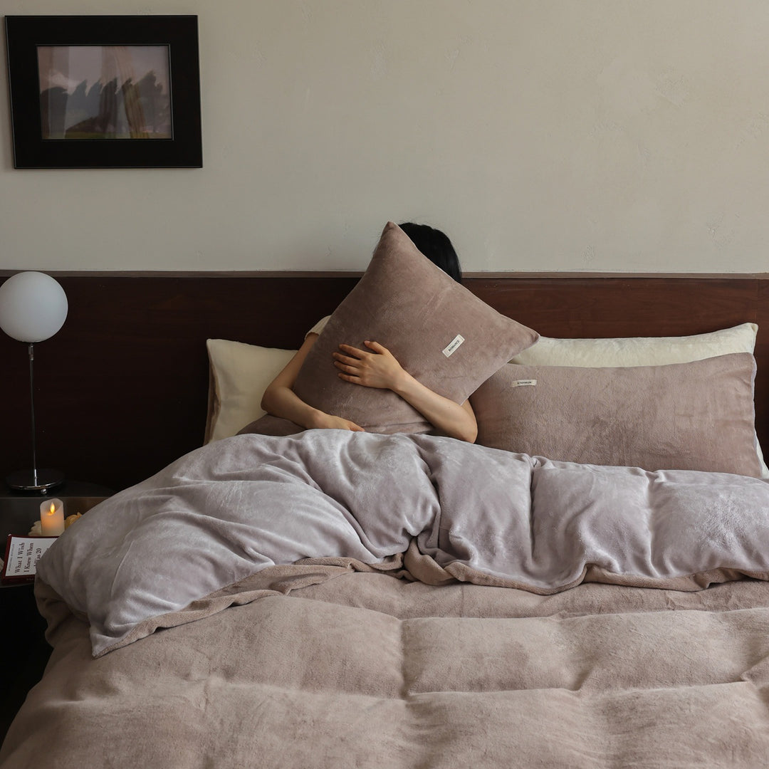 Soft velvet-look bedding set made of microfiber with breathable filling and hotel closure