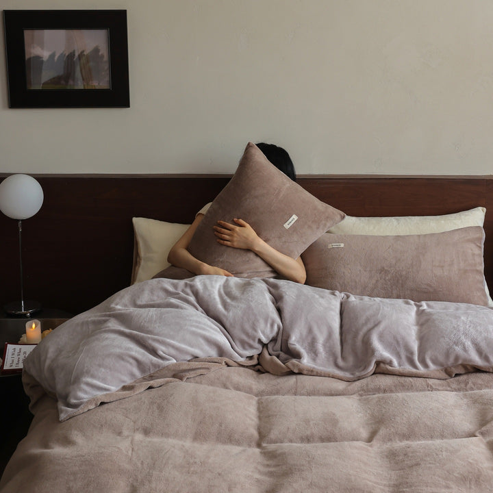 Soft velvet-look bedding set made of microfiber with breathable filling and hotel closure
