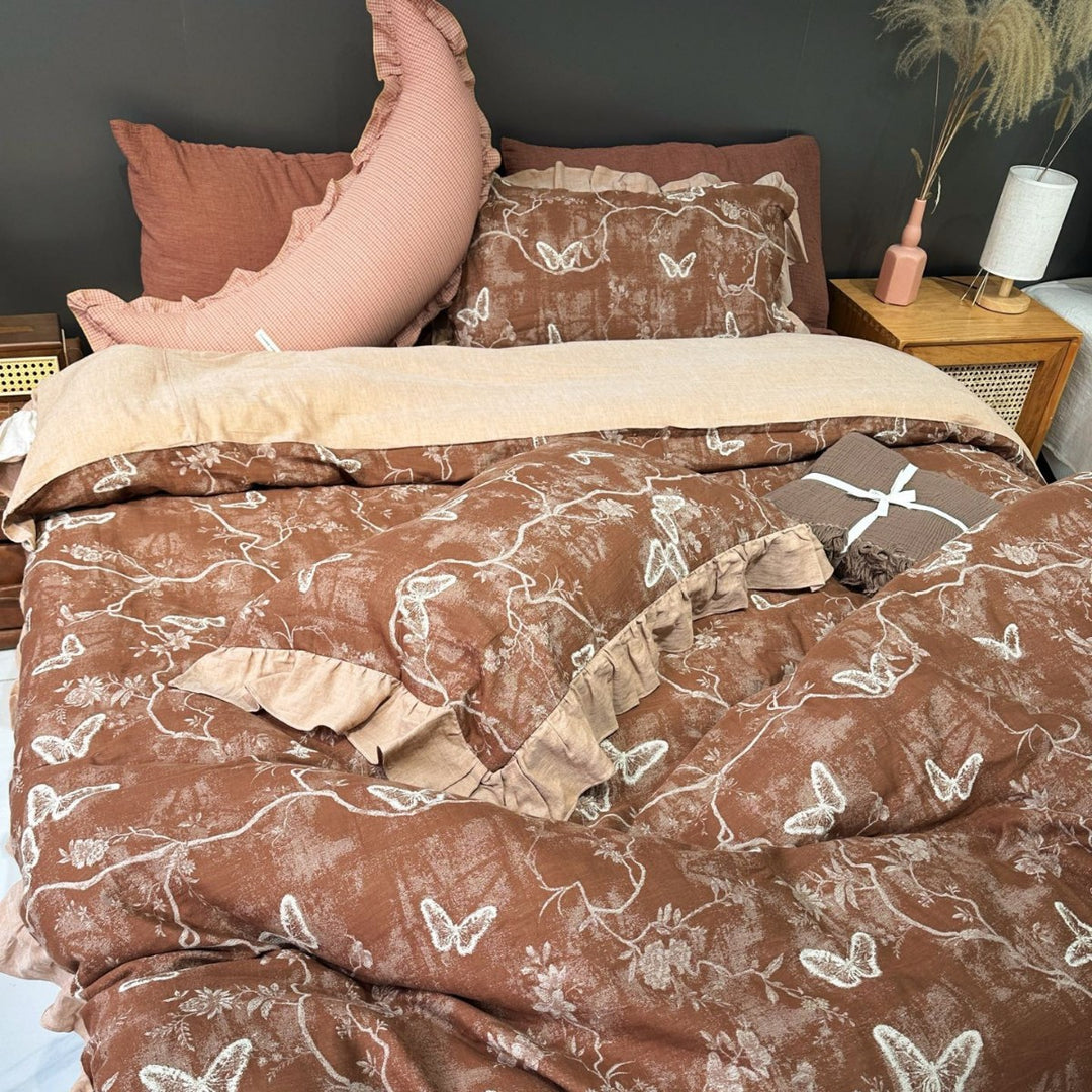 Bedding set with butterfly motif and ruffle edge in linen look