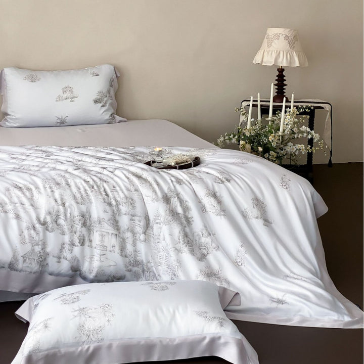 Luxurious cotton satin bedding set with Toile motif and fine satin piping