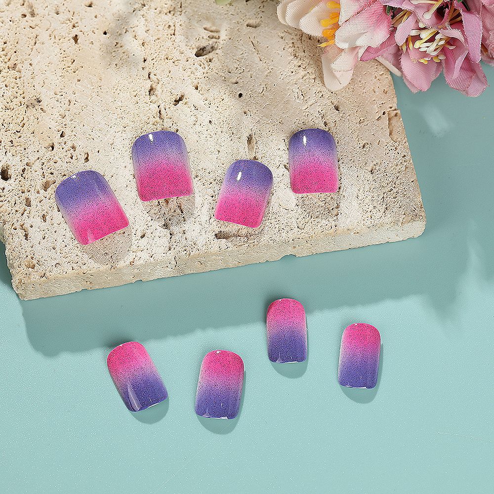 Trendy ombre design artificial nails Stornfield