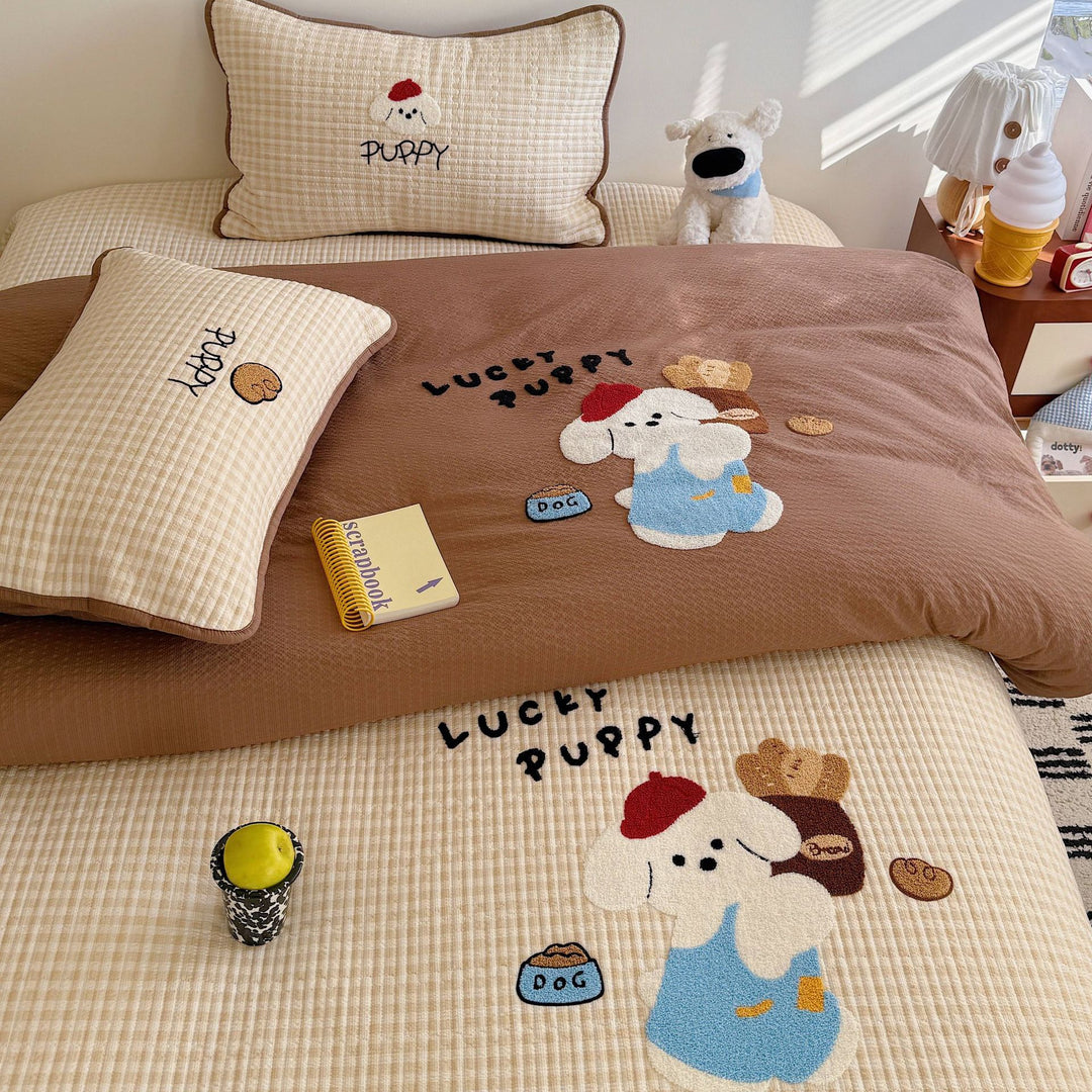 Children's Quilted Bedding Set with Appliqué Animal Motifs and Reversible Plaid Comforter