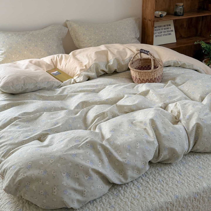 Bedding set made of cotton satin with a delicate micro-flower pattern and hidden hotel closure