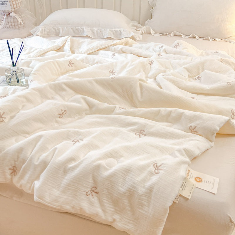 Women lightweight and breathable quilt with delicate floral patterns Stornfield