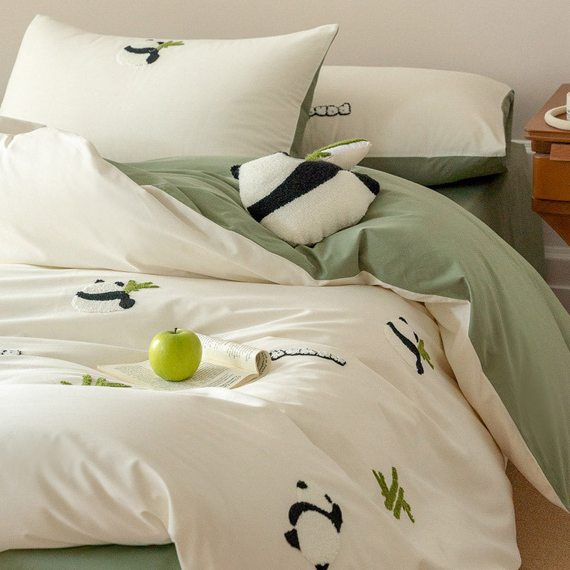 Embroidered bedding set with panda motif made of cotton satin and reversible function