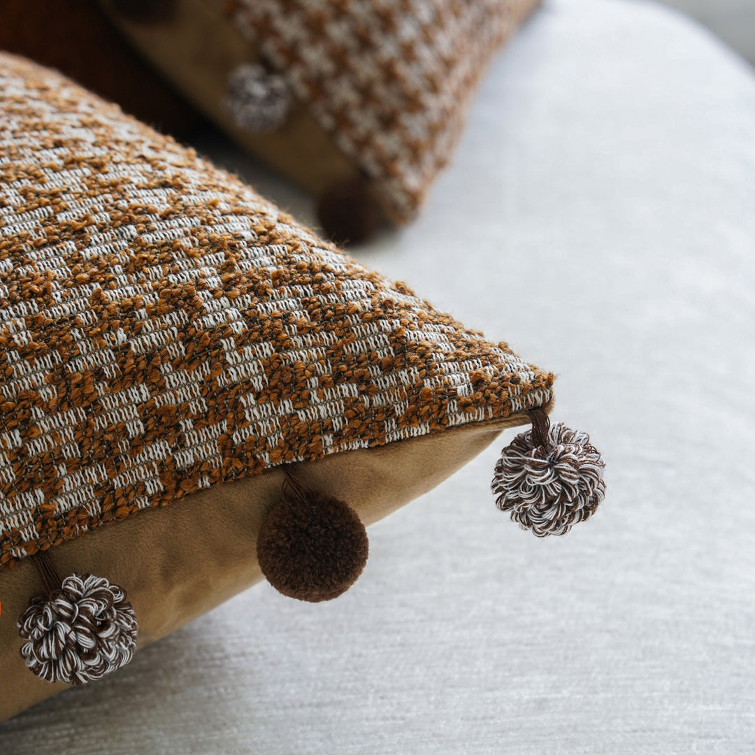 Decorative cushion with tassels