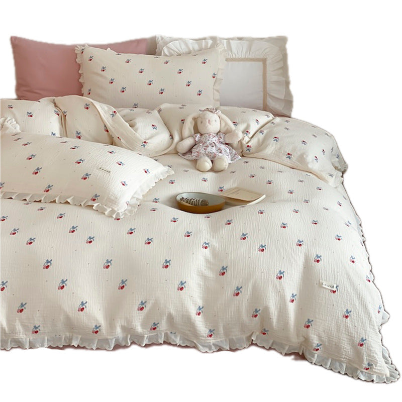 Bedding set made of cotton muslin with ruffles and playful animal print