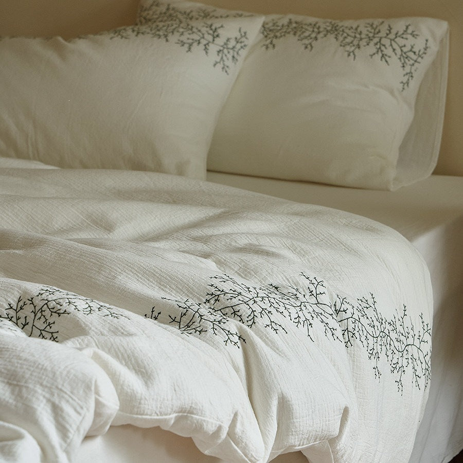 Bedding set made of lightweight cotton muslin with delicate branch embroidery