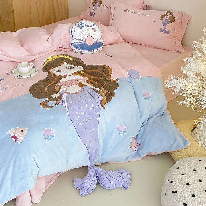 Children's bedding set with 3D mermaid design and plush elements