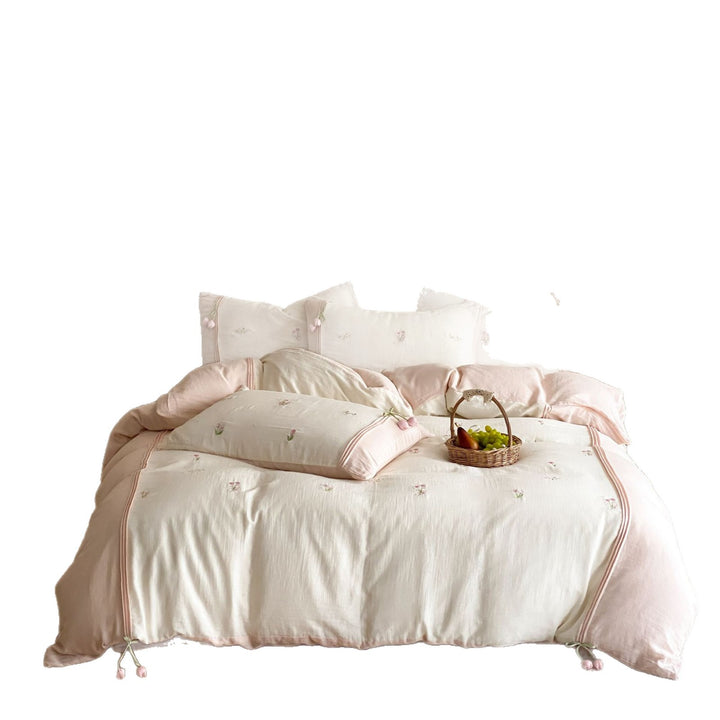 Bedding set made of cotton satin with fine tulip embroidery and quilted bedspread