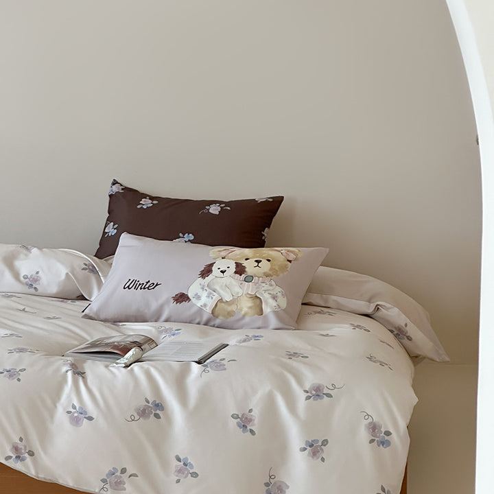 Children's bedding set with large teddy bear print and soft cotton satin
