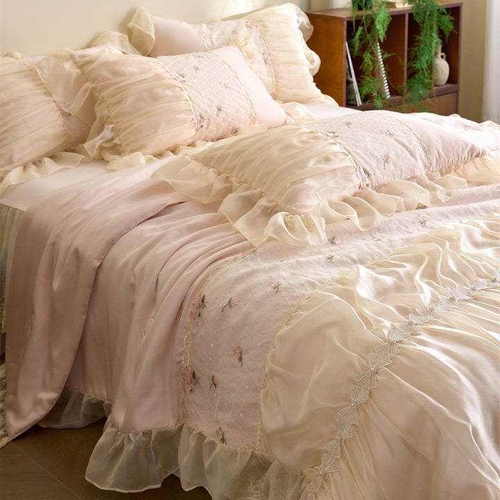 Luxurious Ruffle Bedding Set made of Satin with Ruffles and Embroidered Pillows