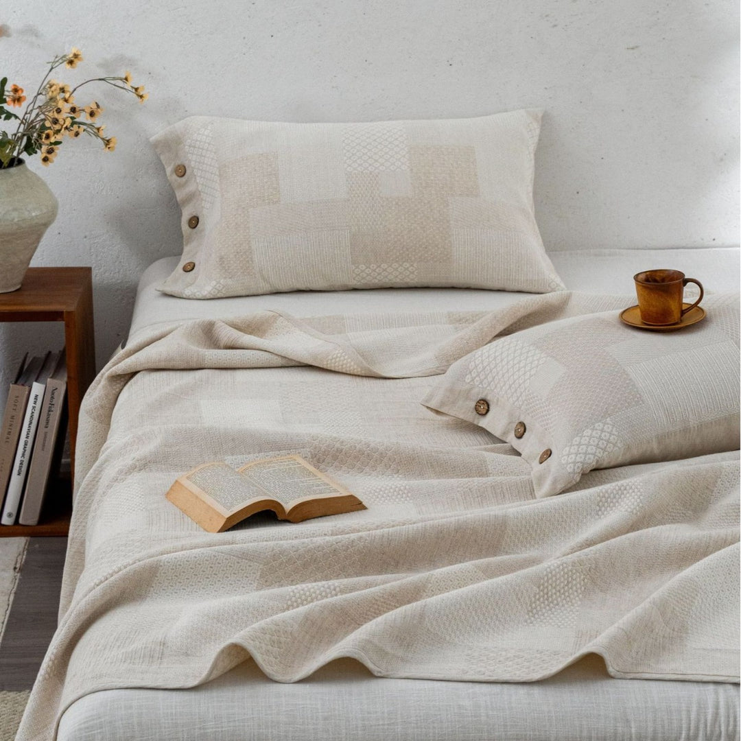 Jacquard bedspread with pillowcase and button closure