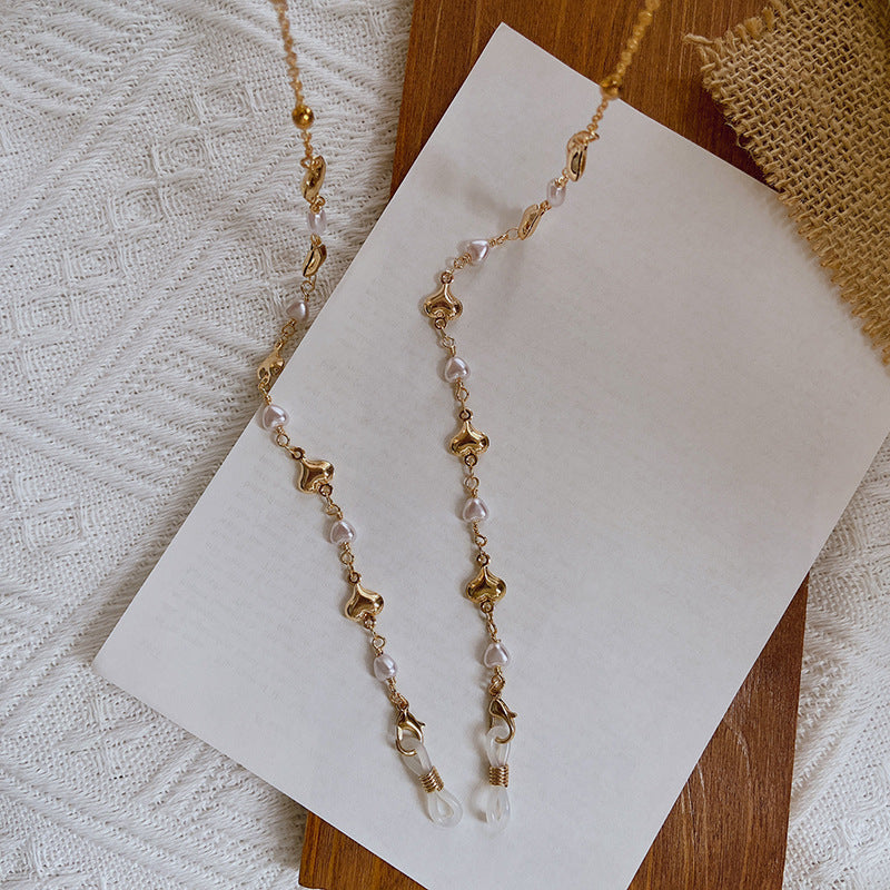 Fashionable necklace with pearls and golden accents Stornfield