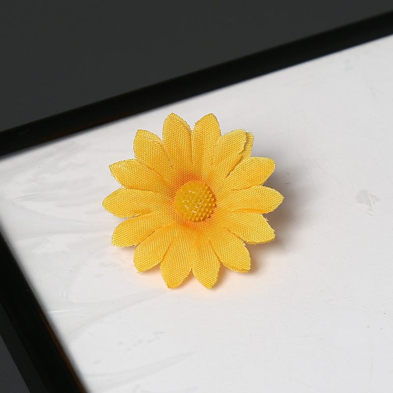 Elegant Fabric Daisy Flower Brooch for Decorative Wear