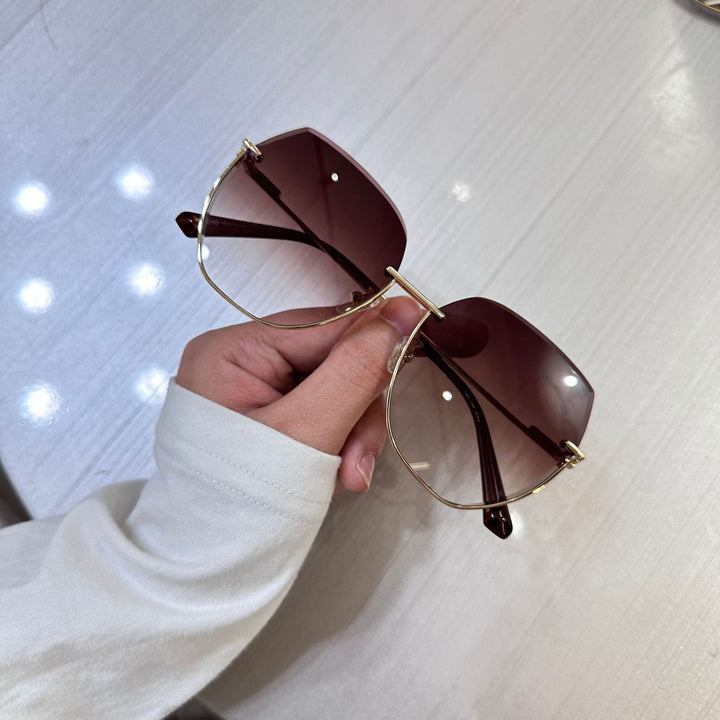 Women's sunglasses with an elegant, wide frame and luxurious accents Stornfield