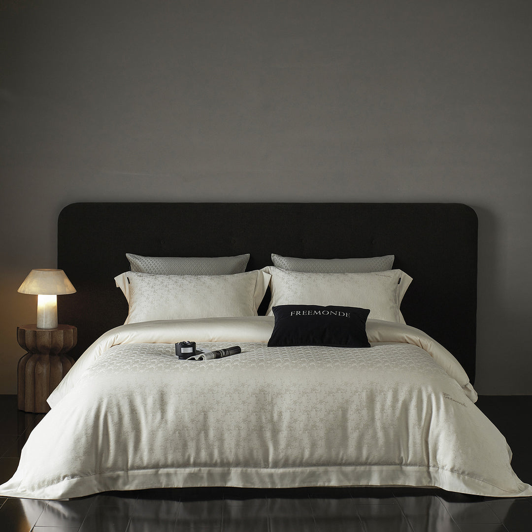 Premium bedding set with fine jacquard pattern and hotel closure Stornfield