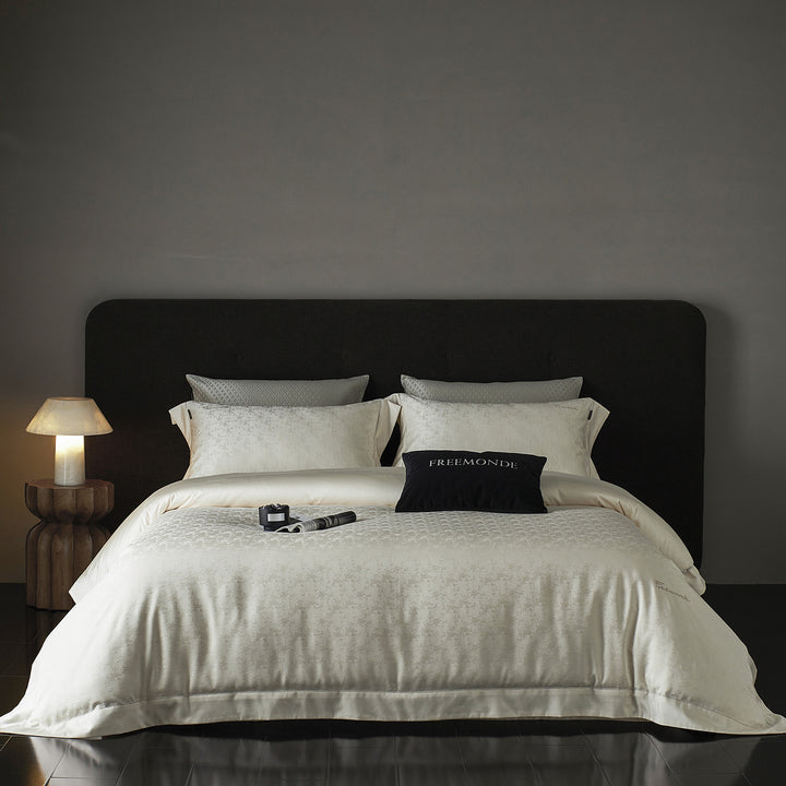 Premium bedding set with fine jacquard pattern and hotel closure Stornfield