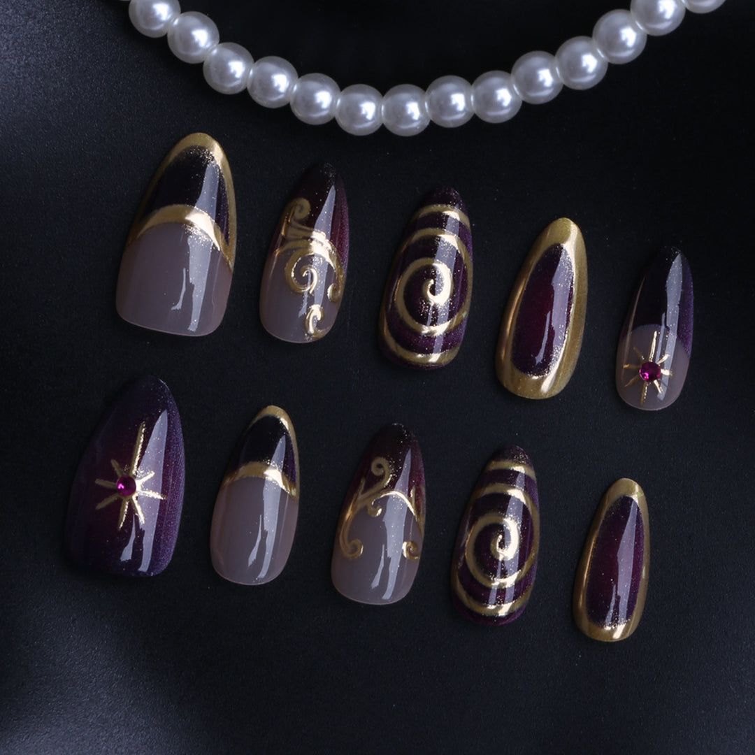 Elegant Artificial Nails with Luxurious Gold Design Stornfield