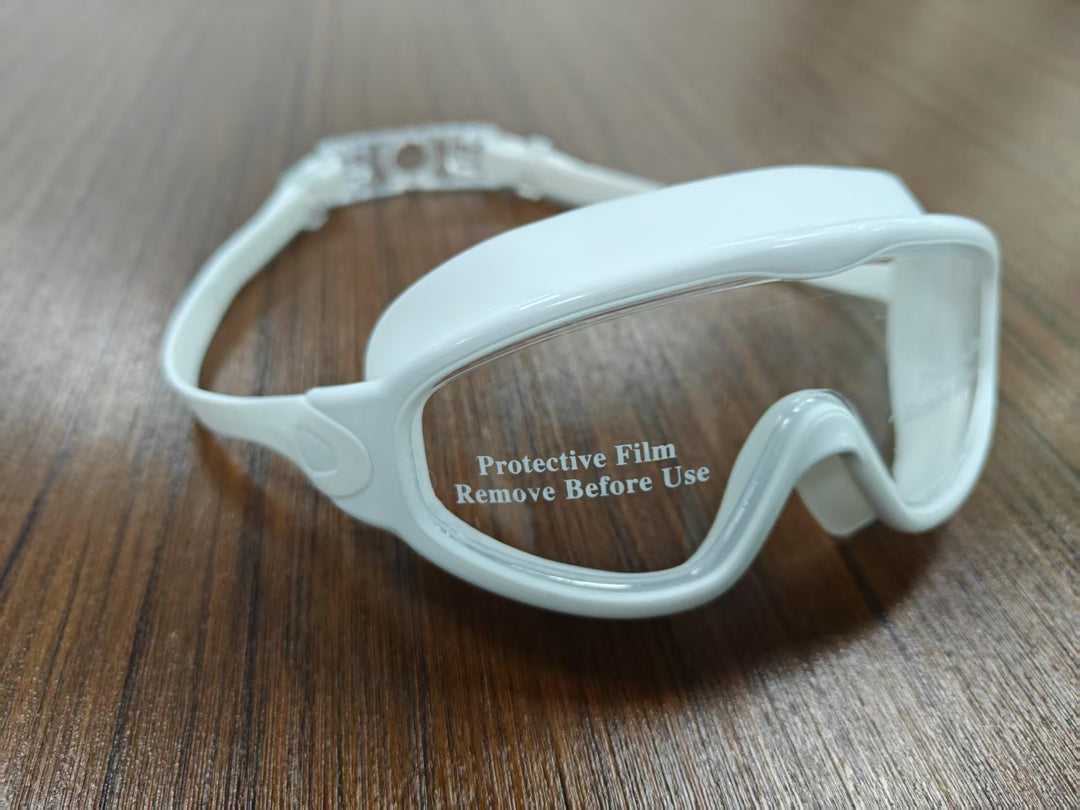 Diving mask with wide field of view and magnet holder Stornfield