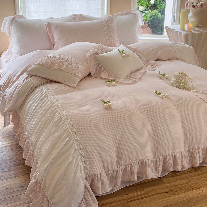 Ruffled bedding set made of cotton gauze with a fine waffle texture and lace edge