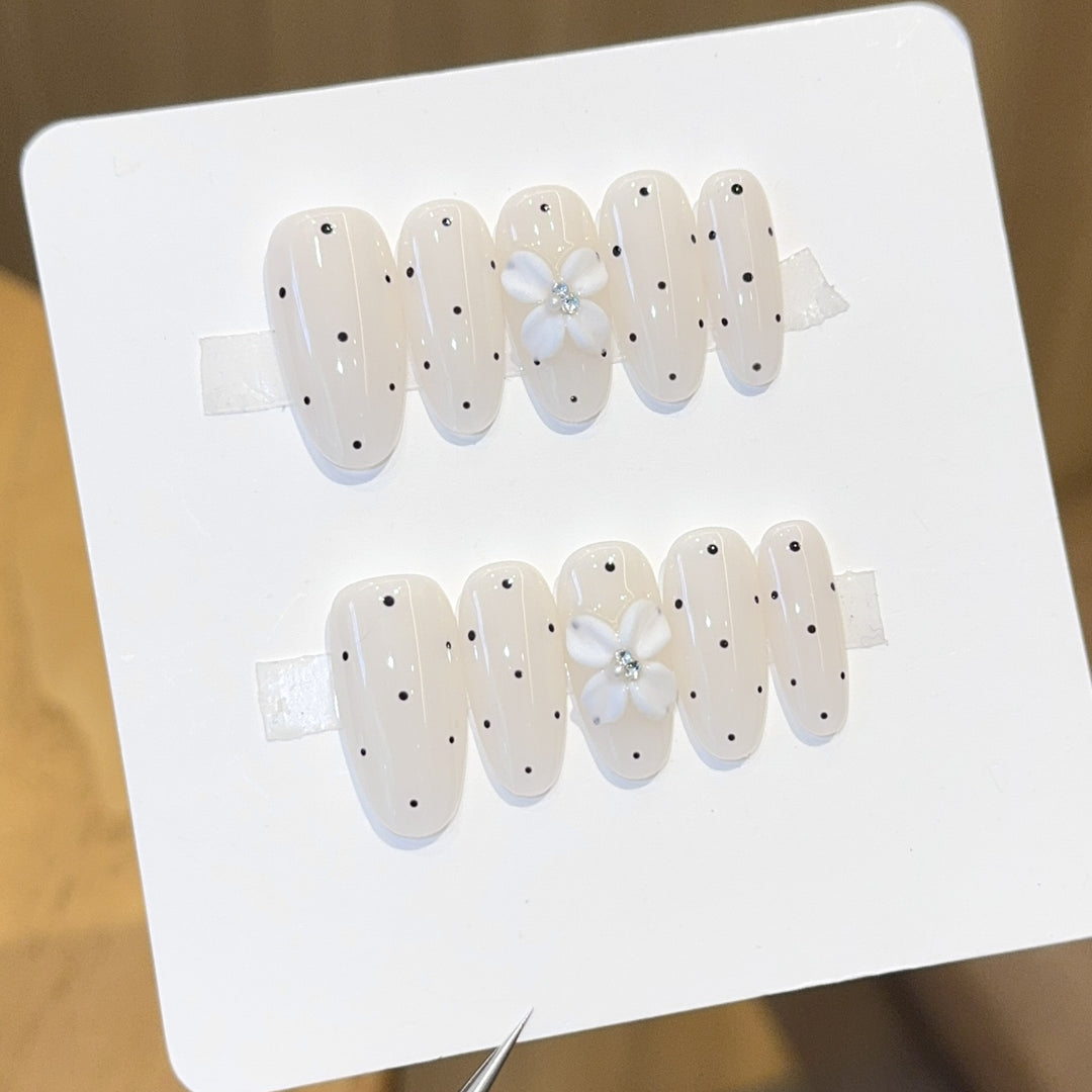 Artificial nail tips with floral and dotted accents Stornfield