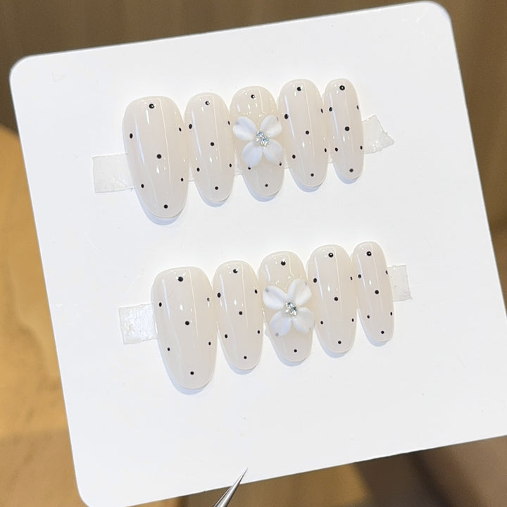 Artificial nail tips with floral and dotted accents Stornfield