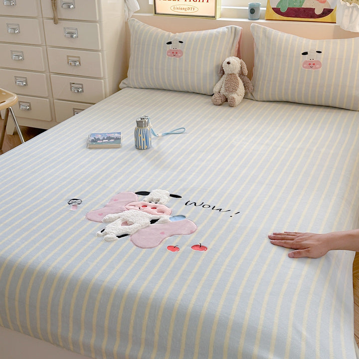 Children's fitted sheet with applied moon and cat motif made of soft microfiber