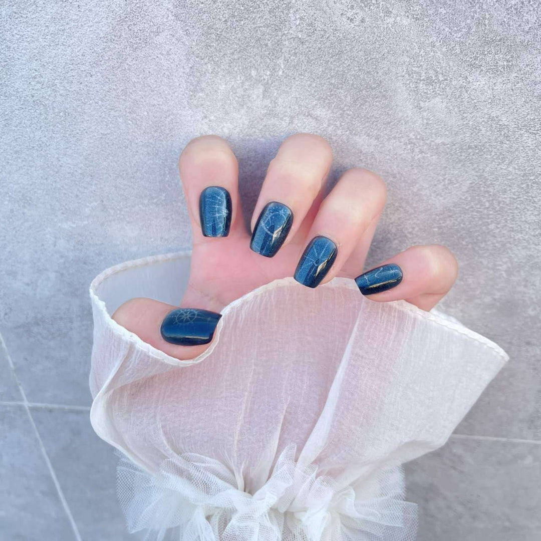 Artistic Press-On Nail Set with Elegant Gold Accents