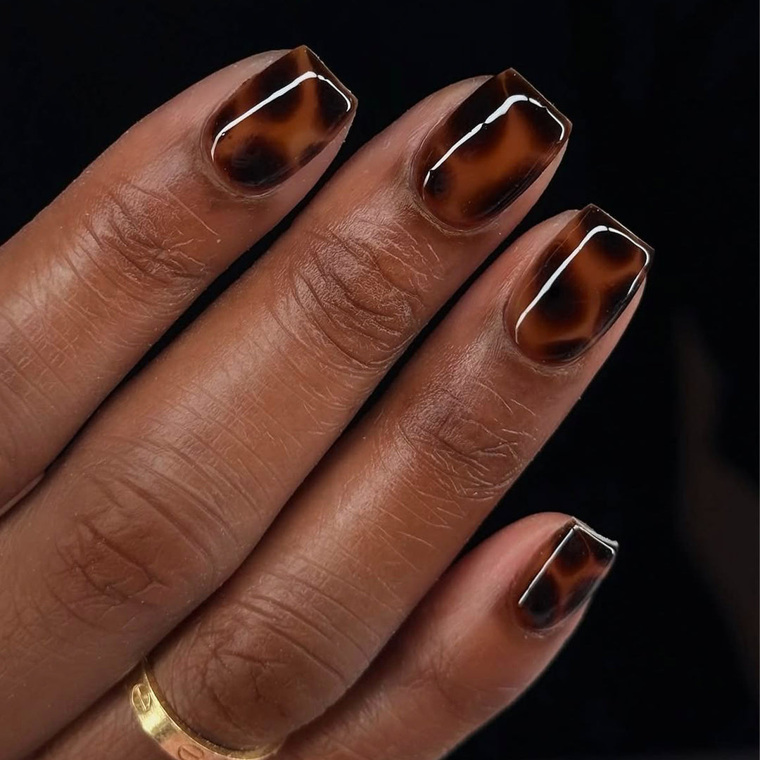 Artificial nail extensions with elegant tortoiseshell decor Stornfield