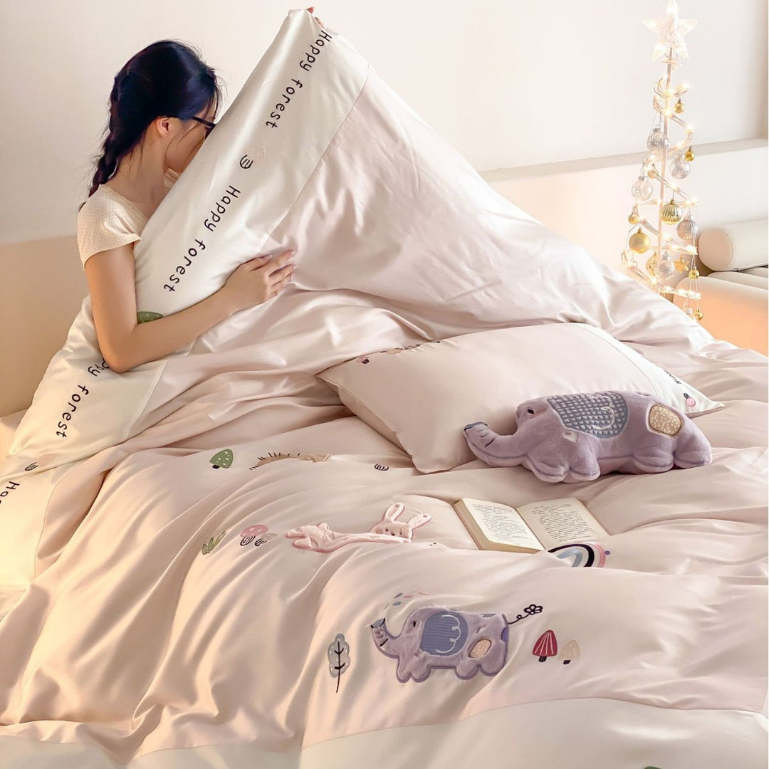 Playful children's bedding set in satin look with 3D elephant appliqués and happy forest print