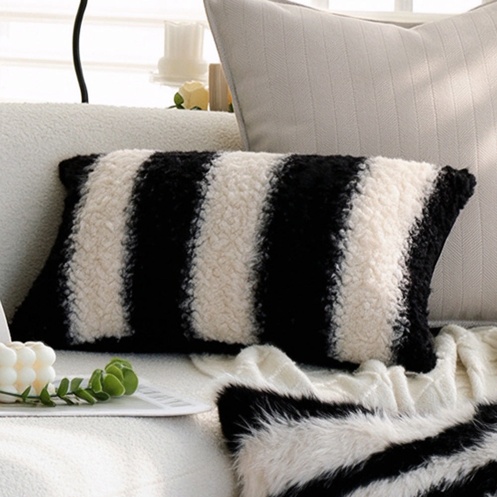 Decorative pillow with luxurious plush knit