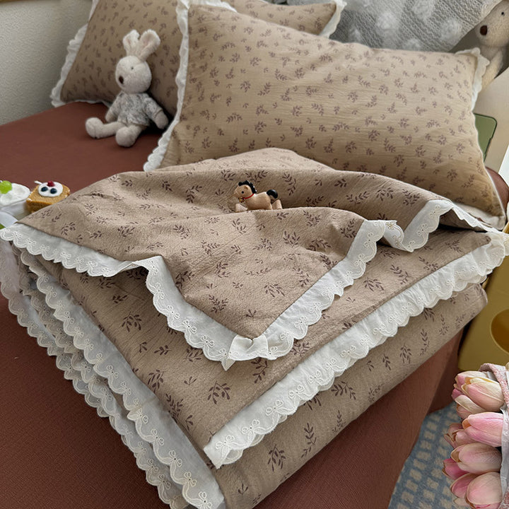 Women Cozy Bedspread with Playful Floral Pattern Stornfield