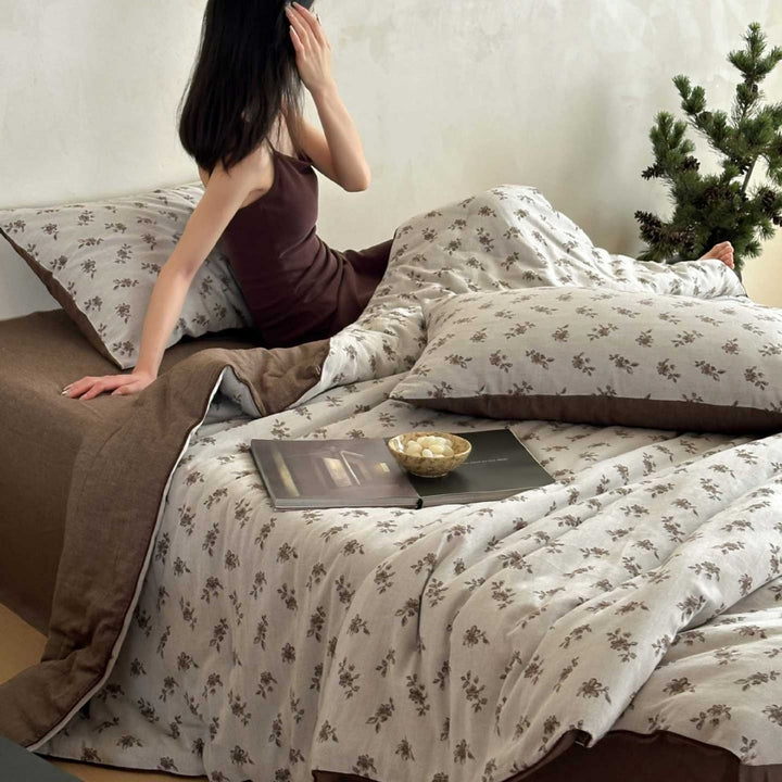 Bedding set made of cotton-linen mix with delicate floral print and reversibility