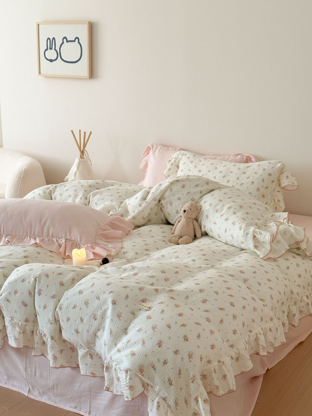 Bedding set made of cotton gauze with ruffled trim and fine bow print